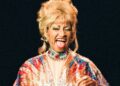 Llega a Puerto Rico exhibición que celebra el estilo único de Celia Cruz