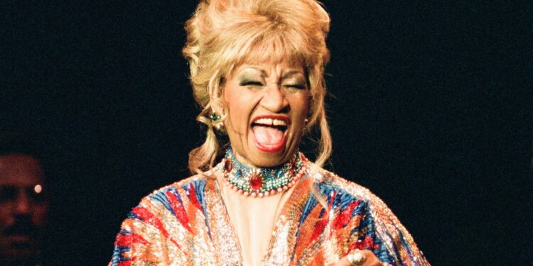 Llega a Puerto Rico exhibición que celebra el estilo único de Celia Cruz