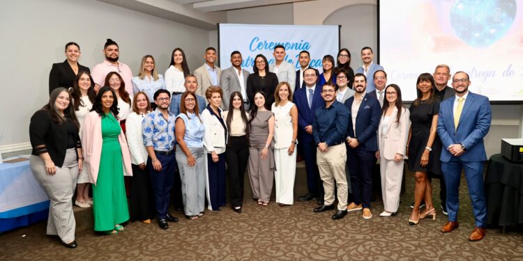 Médicos residentes reciben importante impulso para que se queden aquí