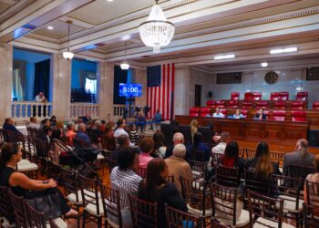 Senado investiga situación de los centros de cuido de adultos mayores
