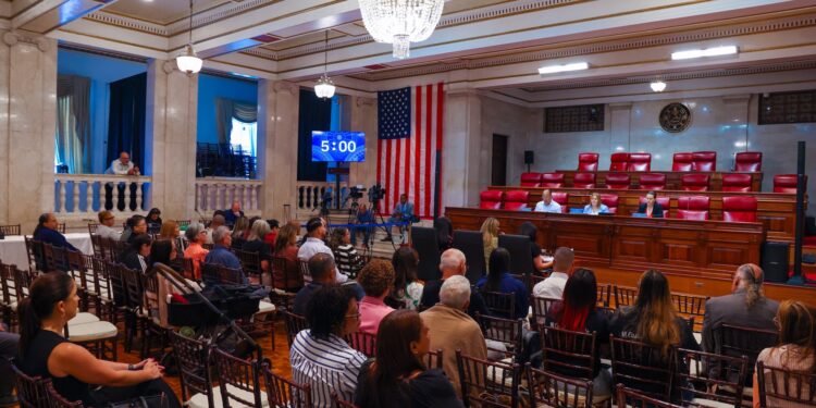 Senado investiga situación de los centros de cuido de adultos mayores