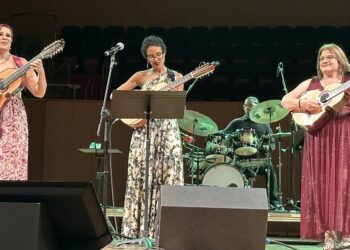 Suena precioso el cuatro puertorriqueño en manos femeninas