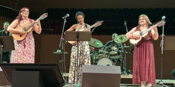 Suena precioso el cuatro puertorriqueño en manos femeninas