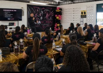 Taller gratuito ofrece herramientas de seguridad y defensa personal para mujeres
