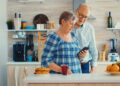 ¿Tus padres quieren envejecer en su casa? Esta conversación no puede esperar