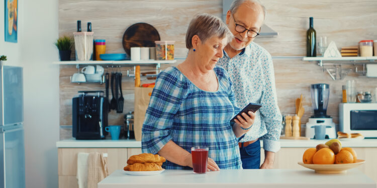 ¿Tus padres quieren envejecer en su casa? Esta conversación no puede esperar