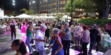 Carolina celebra el centenario de Celia Cruz con música, baile y ¡azúcar!