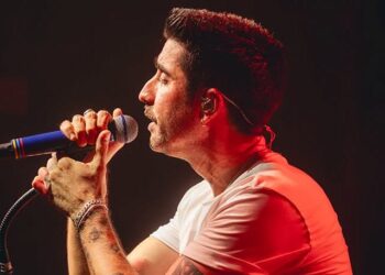 Álex Ubago trae romance, nostalgia y grandes canciones