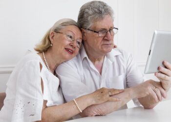 La tecnología es la que tiene que adaptarse al adulto mayor
